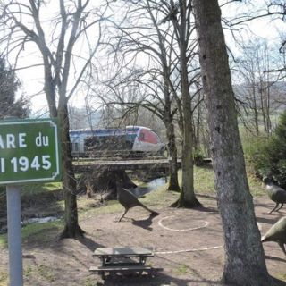 Square à proximité de la gare, du Mesvrin et de la RD680