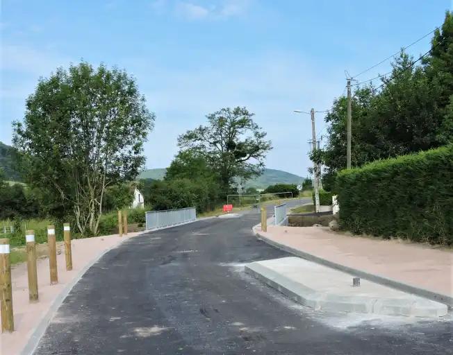 Pose de la couche de roulement et installation de 2 ilots pour circulation alternée au pont de la rue de la gare