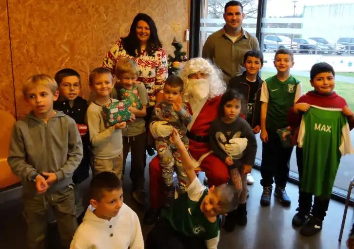 Les enfants du FC Marmagne accueillent le Père Noël