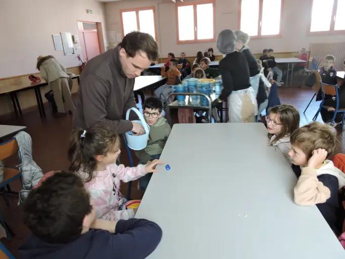 Guillain Gilliot rend visite aux enfants de la cantine