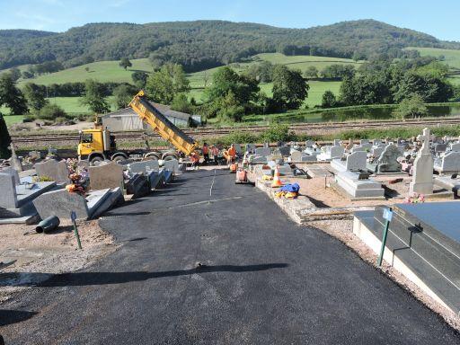 Pose d'un enrobé dans les allées principales du cimetière
