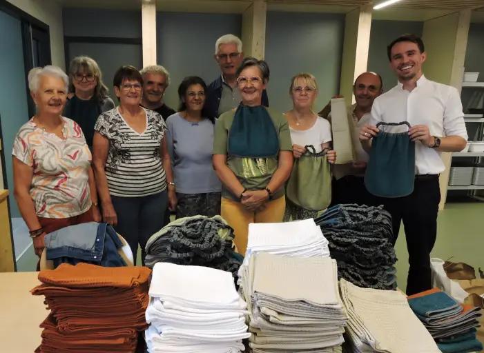Le trait d'union offre des serviettes au restaurant scolaire