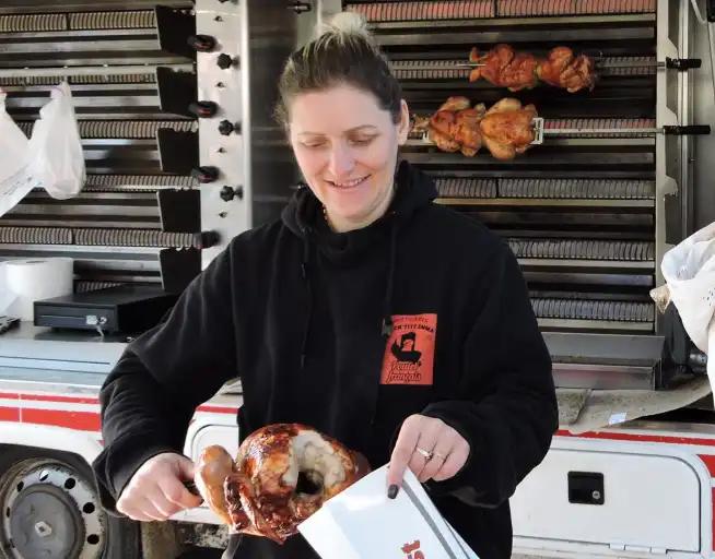 Une rôtisserie au marché du vendredi matin place de la mairie