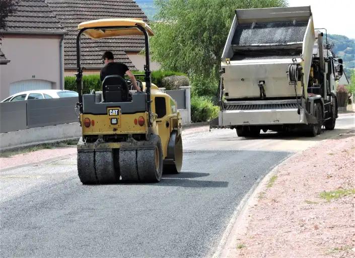 Réalisation de la couche de roulement au lotissement les jardins du Mont Loy