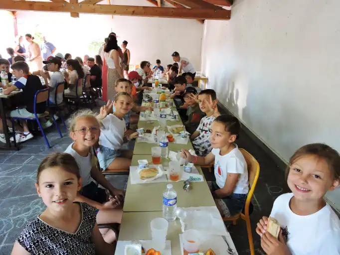 Petit déjeuner en commun pour les écoliers