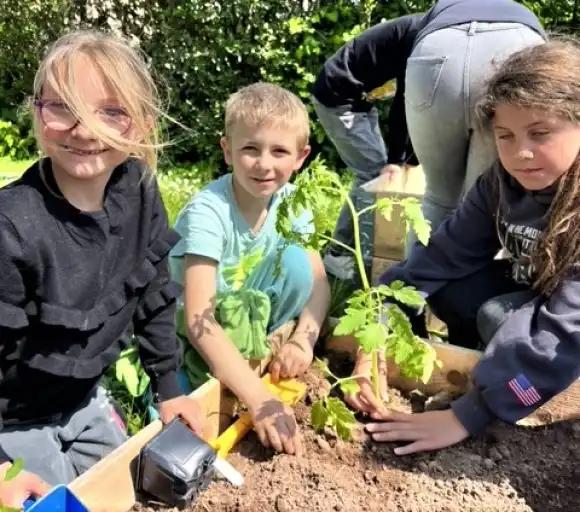 Les enfants de l'école font leur jardin