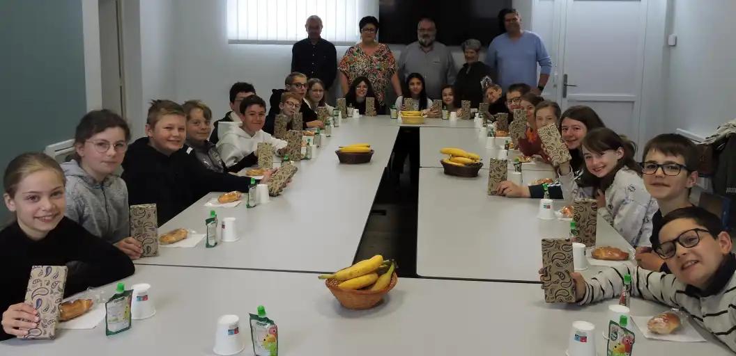 21 élèves de CM2 invité à un goûter en mairie ont reçu  une calculatrice