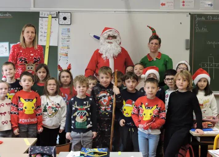 Le P&egrave;re No&euml;l &agrave; la rencontre des enfants &agrave; l'&eacute;cole