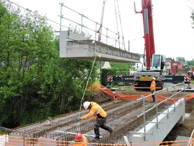 Les 5 éléments du tablier du pont de la rue de la gare ont été posés