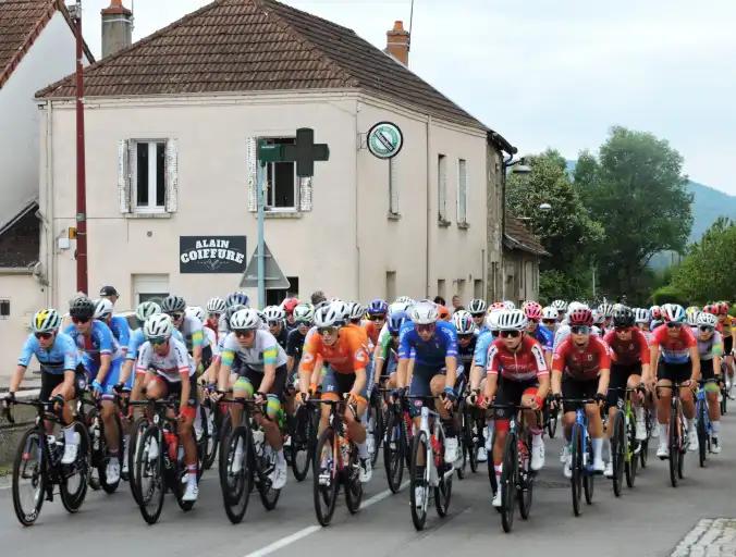 Le tour de l'avenir épreuve internationale a traversé le bourg