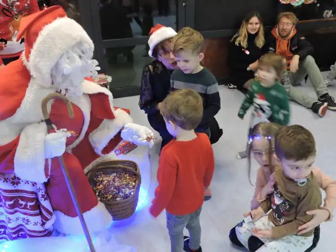 Les enfants de la micro-crèche accueillent le Père Noël