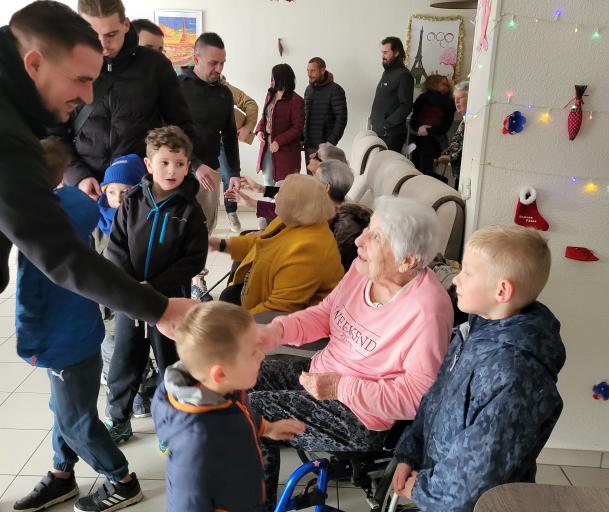 Un moment intergénérationnel entre les jeunes du FCM et les co locataires âges et vie