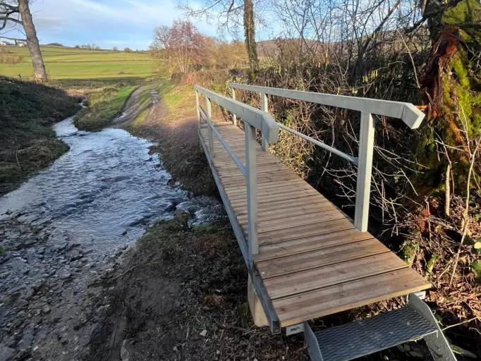 Les agents techniques de la commune r&eacute;novent le pont du Ruisseau des Bruy&egrave;res avec des mat&eacute;riaux recycl&eacute;s.