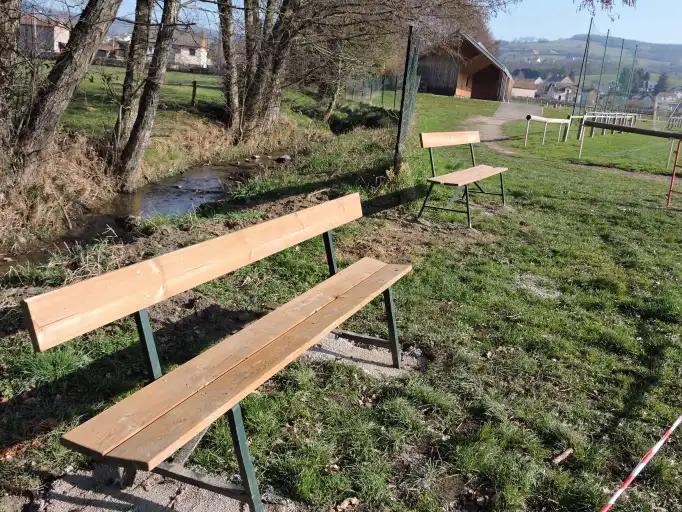 De nouveaux bancs installés au Chambon