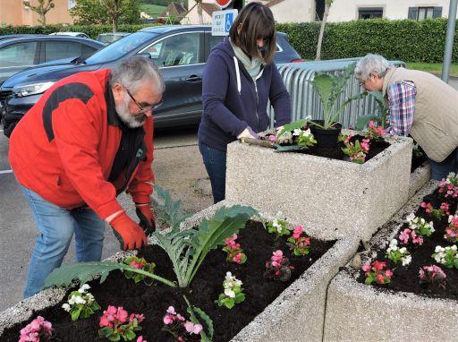 La commission fleurissement réalise les plantations de fleurs et plantes vivaces