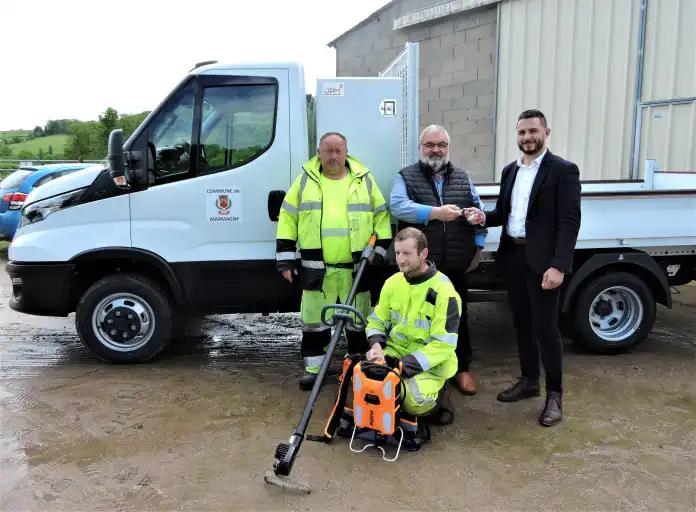 La commune investi dans un nouveau camion benne et une machine à désherber