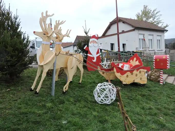 Un décor de Noël installé à proximité de la mairie