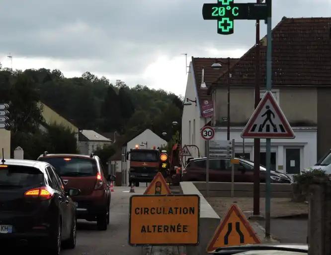 Travaux en cours avec circulation alternée rue du bourg