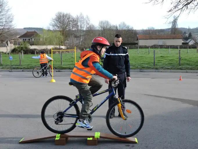 16 écoliers de CM2 ont passé leur  attestation scolaire de sécurité routière sur la piste de la sécurité routière