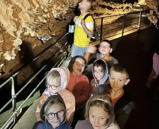 Les enfants de primaire visitent un château et des grottes