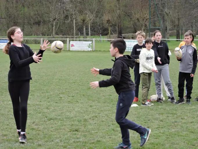 Activité rugby pour les enfants de l'école
