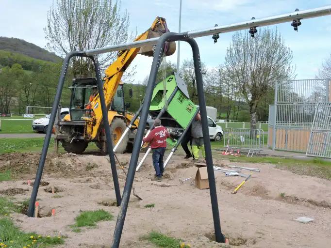 L'installation des jeux destinés aux jeunes enfants est en cours