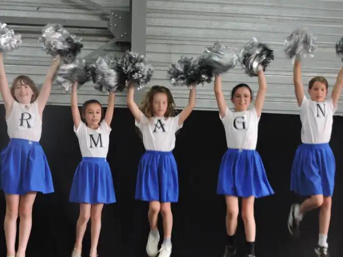 112 enfants sur scène pour le spectacle de l'école ( diaporama photos)