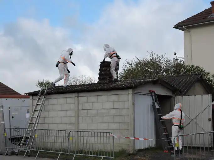 Les garages à l'angle de la rue Capet en démolition