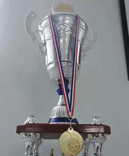 Le trophée des jeux intervillages a rejoint les locaux de la mairie