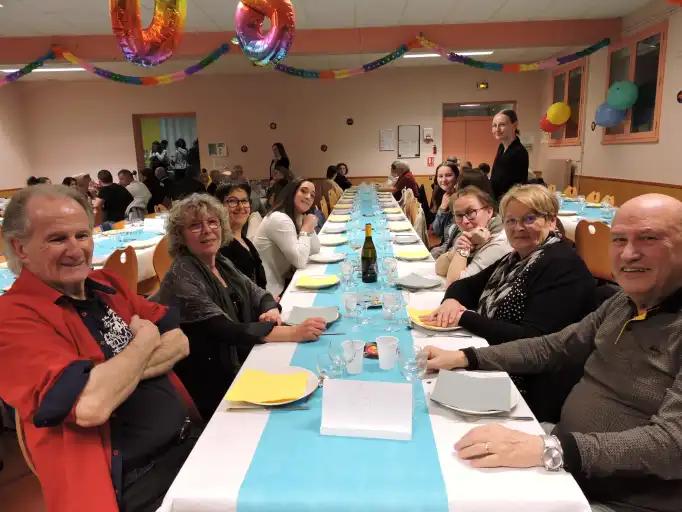 125 personnes au repas dansant années 80 et plus