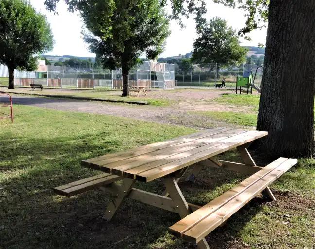 2 nouvelles tables de pique nique à l'aire de loisirs du Chambon