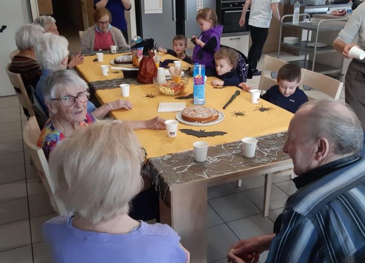 Les enfants de la crèche sont allés fêter Halloween avec les voisins et voisines d’Ages&Vie. 