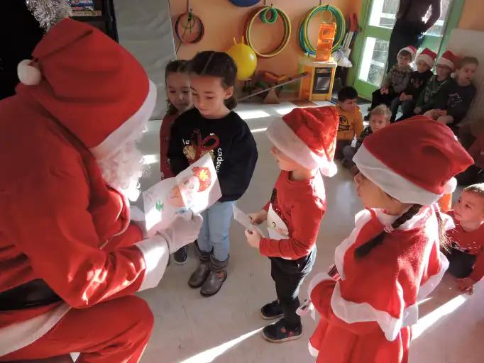 Le passage du Père Noël à l'école en photos