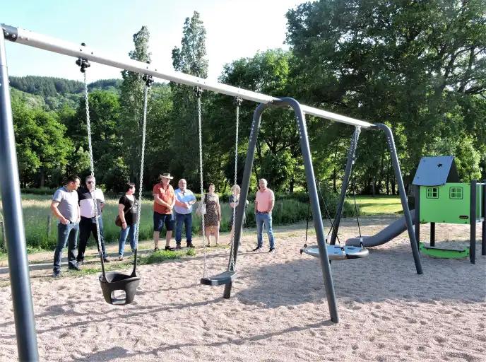 Les jeux pour les jeunes enfants de la zone de loisirs du Chambon sont en service