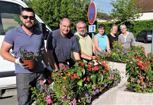 Les &eacute;lus participent &agrave; l'embellissement de la commune