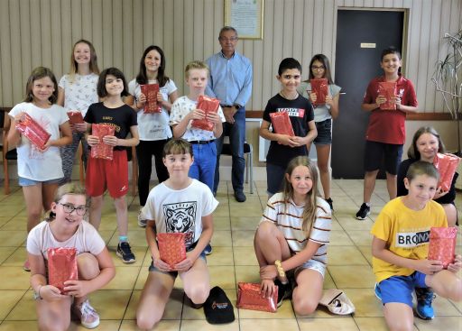 Le CCAS remet des calculettes aux CM2 de l'&eacute;cole