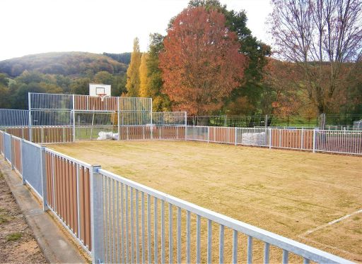 Le terrain multisports en cours de finitions