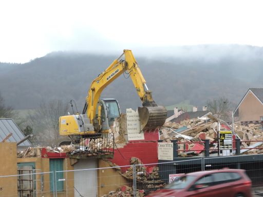 D&eacute;molition de l'ancien b&acirc;timent qui sera remplac&eacute; par le cabinet m&eacute;dical