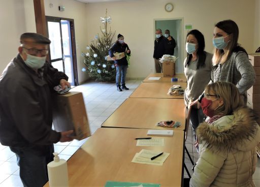 146 colis de No&euml;l distribu&eacute;s aux plus de 70 ans