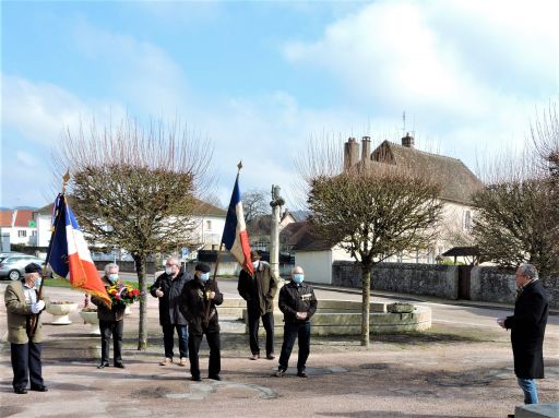 Une cérémonie du 19 mars en comité restreint